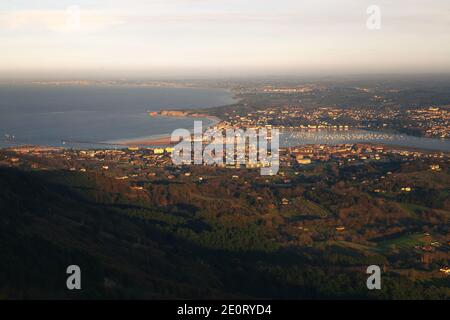 Blick von der Bucht Txingudi mit der Einmündung des Flusses Bidasoa zwischen Irun, Hondarribia und Hendaia im Baskenland. Stockfoto