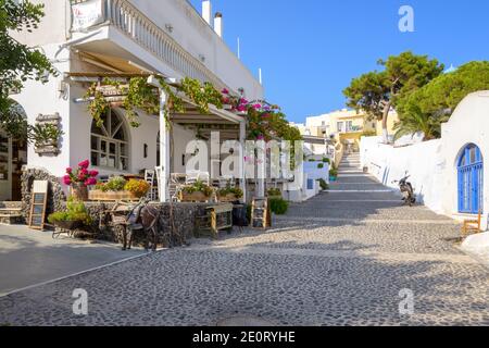 Santorini, Griechenland - 18. September 2020: Pyrgos, das malerischste Dorf von Santorini. Kykladen, Griechenland Stockfoto