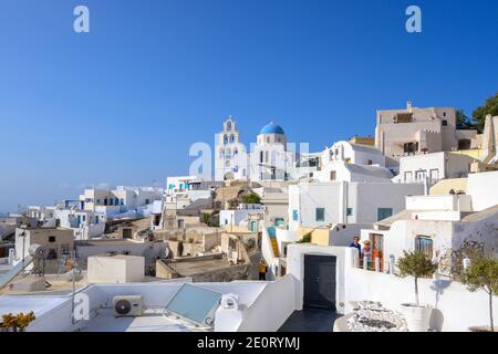 Santorini, Griechenland - 18. September 2020: Pyrgos, das malerischste Dorf von Santorini. Kykladen, Griechenland Stockfoto