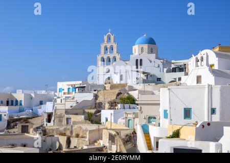 Santorini, Griechenland - 18. September 2020: Pyrgos, das malerischste Dorf von Santorini. Kykladen, Griechenland Stockfoto