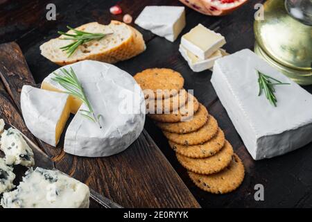 Zutaten für mediterrane Küche, Fleisch-Cheede, Kräuter-Set, auf dunklem Holzhintergrund Stockfoto