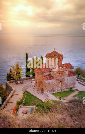 Ohrid, Nordmakedonien, Sonnenuntergang über dem See und St. John in der Kaneo Kirche Stockfoto