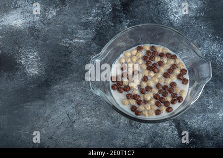 Schokolade und Weizenkugeln in Glasschale Stockfoto