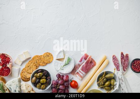 Zutaten für italienische Küche, Fleisch-Cheede, Kräuter-Set, auf weißem Hintergrund, Draufsicht mit Textstelle Stockfoto