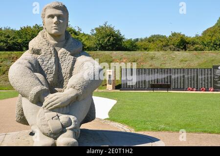 Battle of Britain Memorial, Capel-le-Ferne, Kent, Großbritannien. Christopher Foxley-Norris Memorial Wall und Pilotenfigur Statue. Royal Air Force, RAF, Skulptur Stockfoto