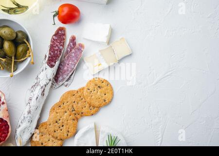 Vorspeisen Tisch mit verschiedenen Antipasti-Set, auf weißem Hintergrund, Draufsicht mit Platz für Text kopieren Stockfoto