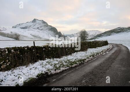 Dübeln Dale Straße zwischen Parkhouse Hill und Chrome Hill, die Sind Riffe im Peak District Stockfoto