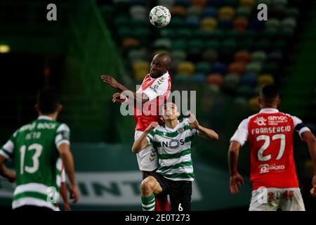 Lissabon, Portugal. Januar 2021. Al Musrati vom SC Braga (C top) steht mit Joao Palhinha von Sporting CP während des Fußballspiels der Portugiesischen Liga zwischen Sporting CP und SC Braga im Jose Alvalade Stadion in Lissabon, Portugal am 2. Januar 2021. Quelle: Pedro Fiuza/ZUMA Wire/Alamy Live News Stockfoto