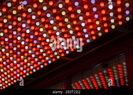 Festzelt voller mehrfarbiger Lichter am Eingang von A Theater in New York Stockfoto