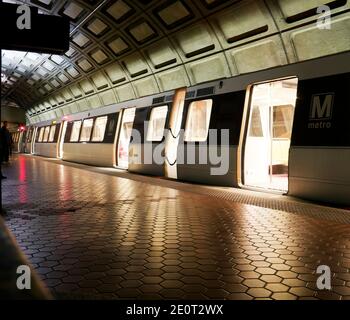 WASHINGTON, DC : Züge und Passagiere in einer U-Bahn-Station. Eröffnet im Jahr 1976 Stockfoto