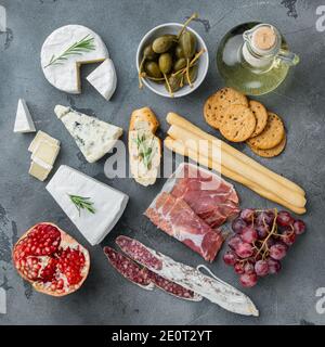 Antipasti-Platte mit frischem Käse, Brot und Oliven, auf grauem Hintergrund, Draufsicht Stockfoto