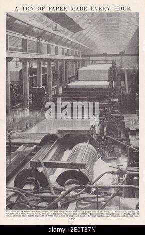 Vintage-Fotos von der Herstellung von Papier / Papierherstellung - EINE Tonne Papier jede Stunde gemacht. Stockfoto