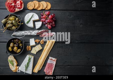 Zutaten für italienisches Essen, Fleisch Cheede, Kräuter-Set, auf schwarzem Holztisch, flaches Lay mit Platz für Text Stockfoto