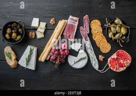 Zutaten für mediterrane Küche, Fleischkieder, Kräuter-Set, auf schwarzem Holztisch, flach liegend Stockfoto