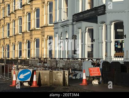 Aberystwyth, Wales, Großbritannien. Glengower Hotel geschlossen wegen COVID und Bürgersteig auch geschlossen für soziale Distanzierung. Stockfoto