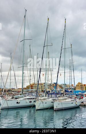 Las Galletas, Teneriffa, Spanien - 14. Dezember 2019: Yachten in Marina del Sur in Las Galletas Stockfoto