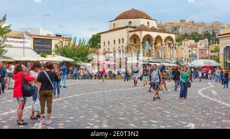 Athen, Griechenland - 20. September 2019: Menschen auf dem Monastiraki-Platz in Athen Stockfoto