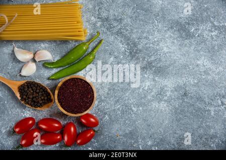 Rohe Pasta mit Gewürzen und frischem Gemüse Stockfoto