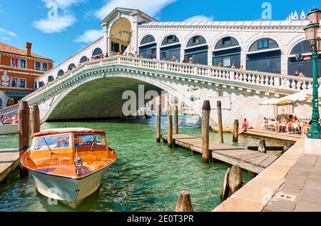 Venedig, Italien - 15. Juni 2018: Der Canal Grande und die Rialtobrücke in Venedig Stockfoto