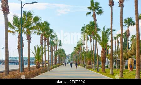 Limassol, Zypern - 23. Januar 2019: Molos Promenade mit Palmen am Meer in Limassol Stockfoto