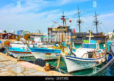 Aya Napa, Zypern - Januar 24: Fischerboote und Touristensegelschiff im Hafen von Ayia Napa Stockfoto