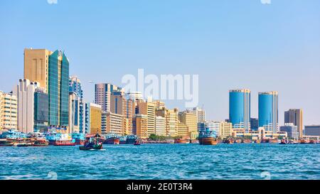 Dubai, VAE - 31. Januar 2020: Panoramablick auf den Dubai Creek und die Gebäude in Deira, Vereinigte Arabische Emirate Stockfoto