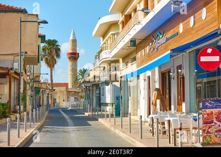 Limassol, Zypern - 23. Januar 2019: Straße mit Minarett am Ende in Limassol Stockfoto