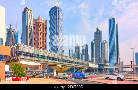 Dubai, VAE - 02. Februar 2020: Blick auf die Sheikh Zayed Road in der Nähe der Business Bay Metro Station in Dubai, Vereinigte Arabische Emirate Stockfoto