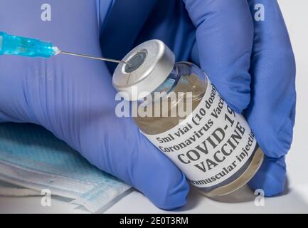 Covid-19-Coronavirus-Impfstoff mit Injektionsnadel für eine hypodermische Spritze Die Impfflasche Stockfoto