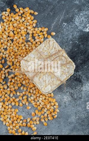 Knuspriges Brot im Seil mit ungekochten Popcornsamen Stockfoto