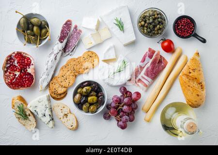 Vorspeisen Tisch mit verschiedenen Antipasti-Set, auf weißem Hintergrund, flach legen Stockfoto