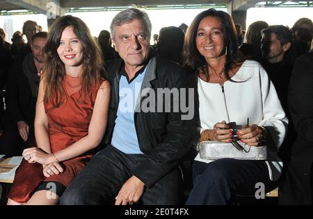 Lou Lesage, Sidney Toledano und seine Frau Katia nahmen an der Spring-Summer 2013 Ready-to-Wear Kollektion Show von John Galliano Teil, die am 30. September 2012 im La Cite de la Mode et du Design in Paris, Frankreich, stattfand. Foto von Giancarlo Gorassini/ABACAPRESS.COM Stockfoto