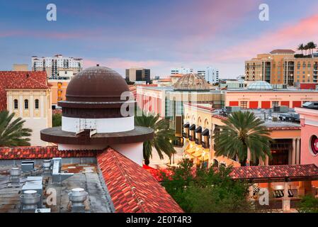 West Palm Beach, Florida, USA Stadtbild am Cityplace am Morgen. Stockfoto