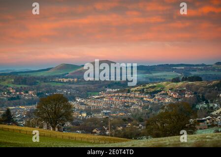 Hawick, Großbritannien. Januar 2021. Ein Blick über die Stadt Hawick in den Scottish Borders. In der Ferne sind die Minto Hills. Die Aussicht ist vom Hawick Moor, das für das jährliche Hawick Common Riding berühmt ist. Quelle: phil wilkinson/Alamy Live News Stockfoto