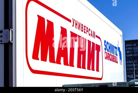 Samara, Russland - 4. Oktober 2020: Gütertransport von MAGNIT-Filialen. LKW-Anhänger in der Nähe des MAGNIT-Kettenladens. Text auf russisch: MAGNIT Stockfoto