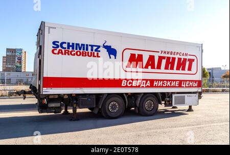 Samara, Russland - 4. Oktober 2020: Gütertransport von MAGNIT-Filialen. LKW-Anhänger in der Nähe des MAGNIT-Kettenladens. Text auf russisch: MAGNIT Stockfoto