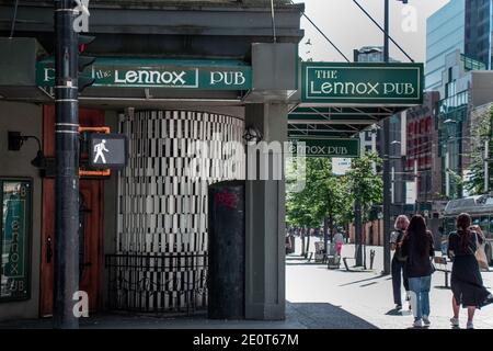 Vancouver, Kanada - Juni 29,2020: Blick auf Schild The Lennox Pub irish Bar auf der Granville Street in der Innenstadt von Vancouver Stockfoto