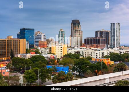 St. Petersburg, Florida, USA Skyline in der Innenstadt bei Dämmerung. Stockfoto