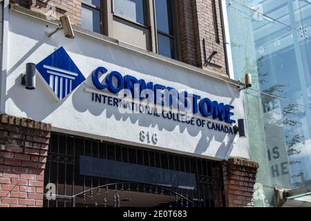 Vancouver, Kanada - Juni 29,2020: Blick auf das Schild Cornerstone International Community College auf der Granville Street in der Innenstadt von Vancouver Stockfoto