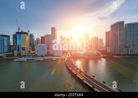 Miami, Florida, USA Skyline über Biscayne Bay in der Abenddämmerung. Stockfoto