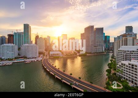 Miami, Florida, USA Skyline über Biscayne Bay in der Abenddämmerung. Stockfoto