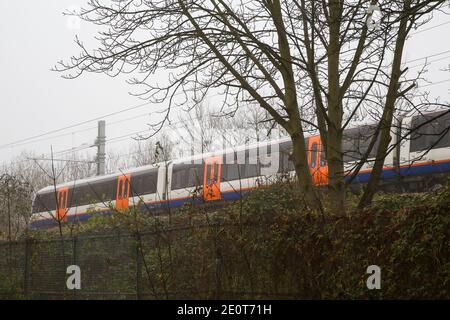 London, Großbritannien. Dezember 2020. Ein Zug fährt bei dichtem Nebel in London. Kredit: Dinendra Haria/SOPA Images/ZUMA Wire/Alamy Live Nachrichten Stockfoto