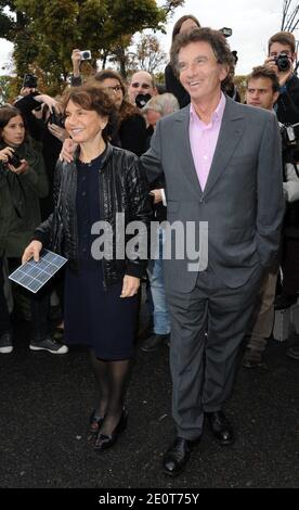 Der ehemalige französische Kulturminister Jack lang und seine Frau Monique kommen bei der Chanel Frühjahr-Sommer 2013 Kollektion Show im Grand Palais im Rahmen der Paris Fashion Week in Paris, Frankreich am 2. Oktober 2012. Foto von Alban Wyters/ABACAPRESS.COM Stockfoto