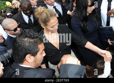 Jennifer Lopez bei der Ankunft mit Freund Casper Smart und ihrer Tochter Emme auf der Chanel Frühjahr-Sommer 2013 Kollektion Show im Grand Palais im Rahmen der Paris Fashion Week in Paris, Frankreich am 2. Oktober 2012 statt. Foto von Alban Wyters/ABACAPRESS.COM Stockfoto