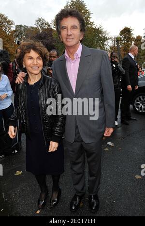 Jack lang und Frau Monique lang kommen zur Chanel Frühjahr-Sommer 2013 Kollektion Show im Grand Palais im Rahmen der Paris Fashion Week in Paris, Frankreich am 2. Oktober 2012. Foto von Giancarlo Gorassini/ABACAPRESS.COM Stockfoto