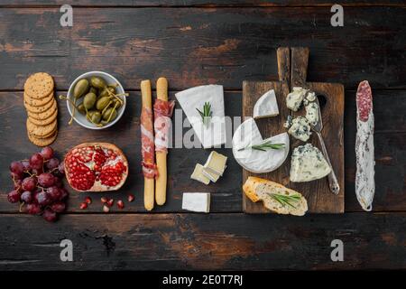 Zutaten für spanische Küche, Fleischkieder, Kräuter-Set, auf dunklem Holzhintergrund, flaches Lay Stockfoto