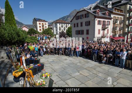 Atmosphäre während der Huldigung vor den Särgen der Bergführer Ludovic Challeat und Fabrice Priez und dem Porträt ihrer Kollegin Remy Lecluse, die noch während einer Gedenkfeier vermisst wurde, um den Opfern der letzten Woche zu gedenken, Klettermaterial und tibetische Flaggen während einer Gedenkfeier zu Ehren der Opfer der letzten Woche Lawine am Manaslu Berg in Nepal, in Chamonix, Frankreich am 2. Oktober 2012. Die vier Franzosen, zwei Führer und zwei Klienten, waren unter acht Menschen, die getötet wurden, nachdem eine Lawine durch ihr Lager auf der Seite des 8,156-Meter (26,759-foo Stockfoto