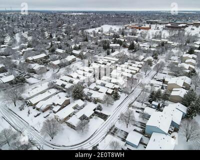 Jan 2 2021 London Ontairo Kanada. Westmount bedeckt und Eis nach Glatteisregen. Luke Durda/Alamy Stockfoto