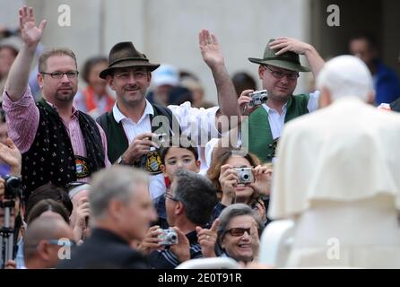 Papst Benedikt XVI. Besucht am 3. Oktober 2012 seine wöchentliche Generalaudienz auf dem Petersplatz im Vatikan. Foto von Eric Vandeville/ABACAPRESS.COM Stockfoto