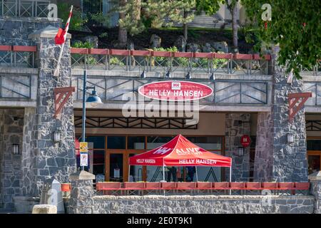 Whistler, Kanada - Juli 5,2020: Blick auf den Eingang des Helly Hansen Stores in Whistler Village Stockfoto